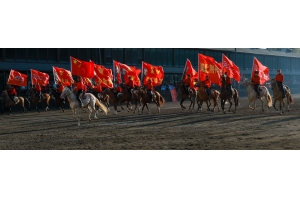 “唱著刀歌游新疆”—這些天，全國(guó)游客在這里歡聚