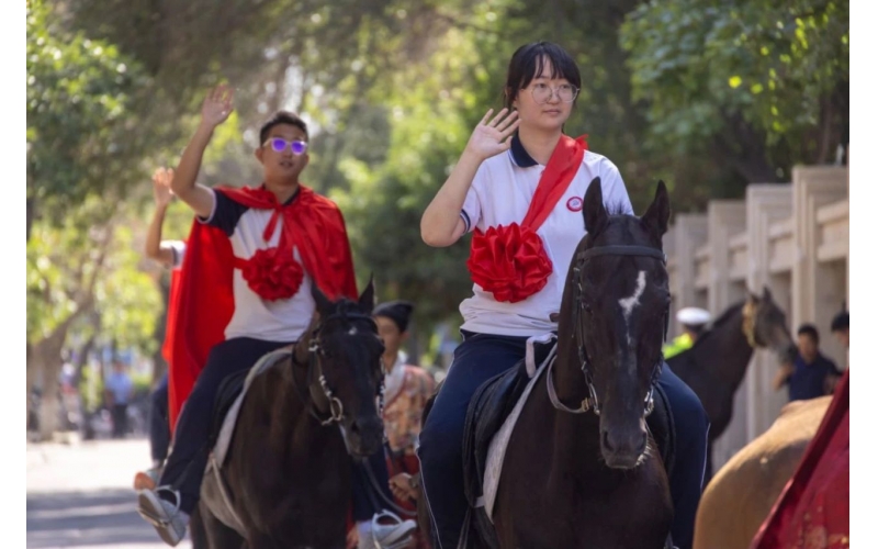 披紅掛花，打馬游街，新疆人送喜報(bào)好有儀式感